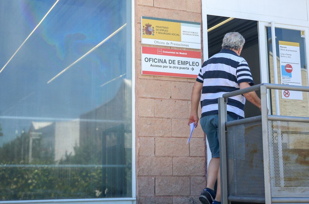 Una persona entra a una oficina del SEPE (antiguo INEM), el día en el que se han conocido los datos de paro de junio, a 2 de julio de 2021, en Madrid (España).