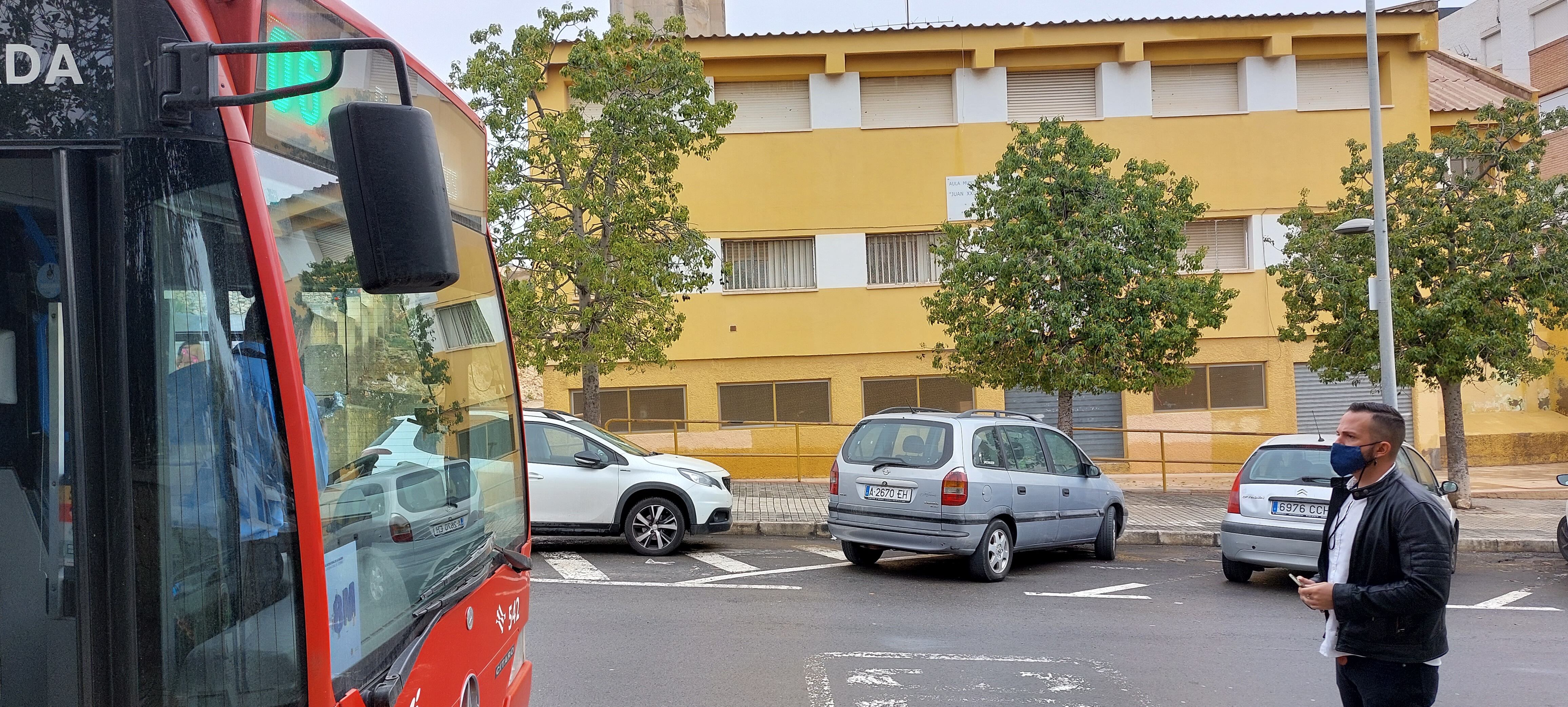 El edil de Compromís, Rafa Mas, delante del autobús que cubre la ruta por el barrio de Juan XXIII