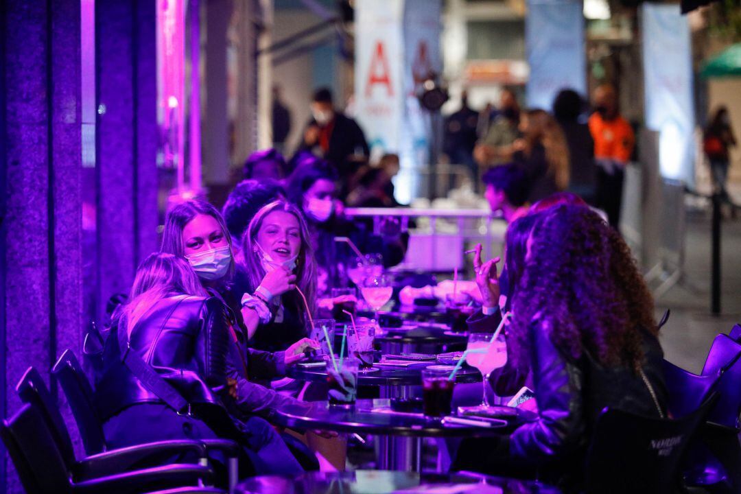 Algunas personas en la calle Primer de Maig de Sitges, donde se ha realizado un ensayo clínico sobre coronavirus