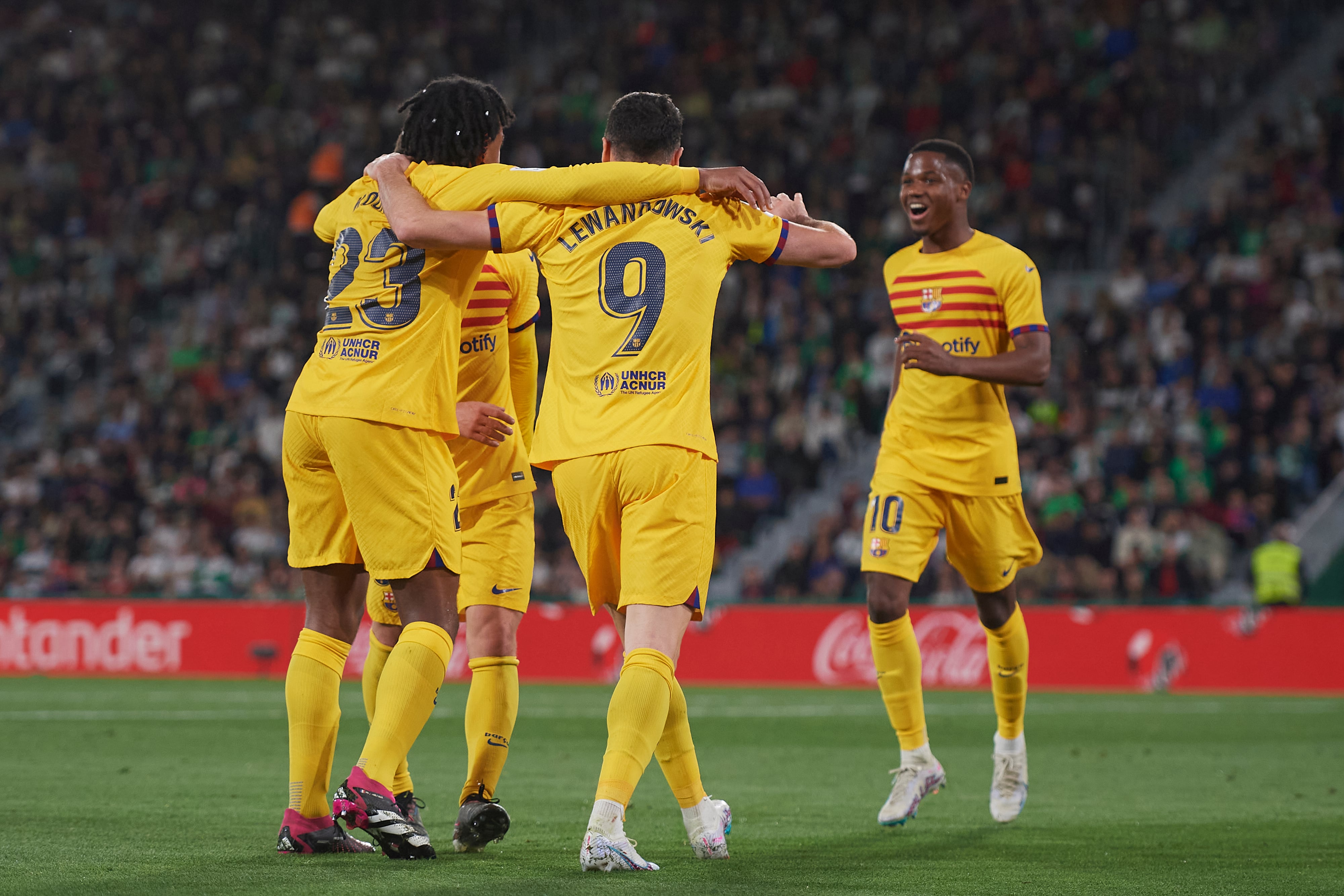 Jugadores del Barça celebran el tercer tanto del equipo en Elche.