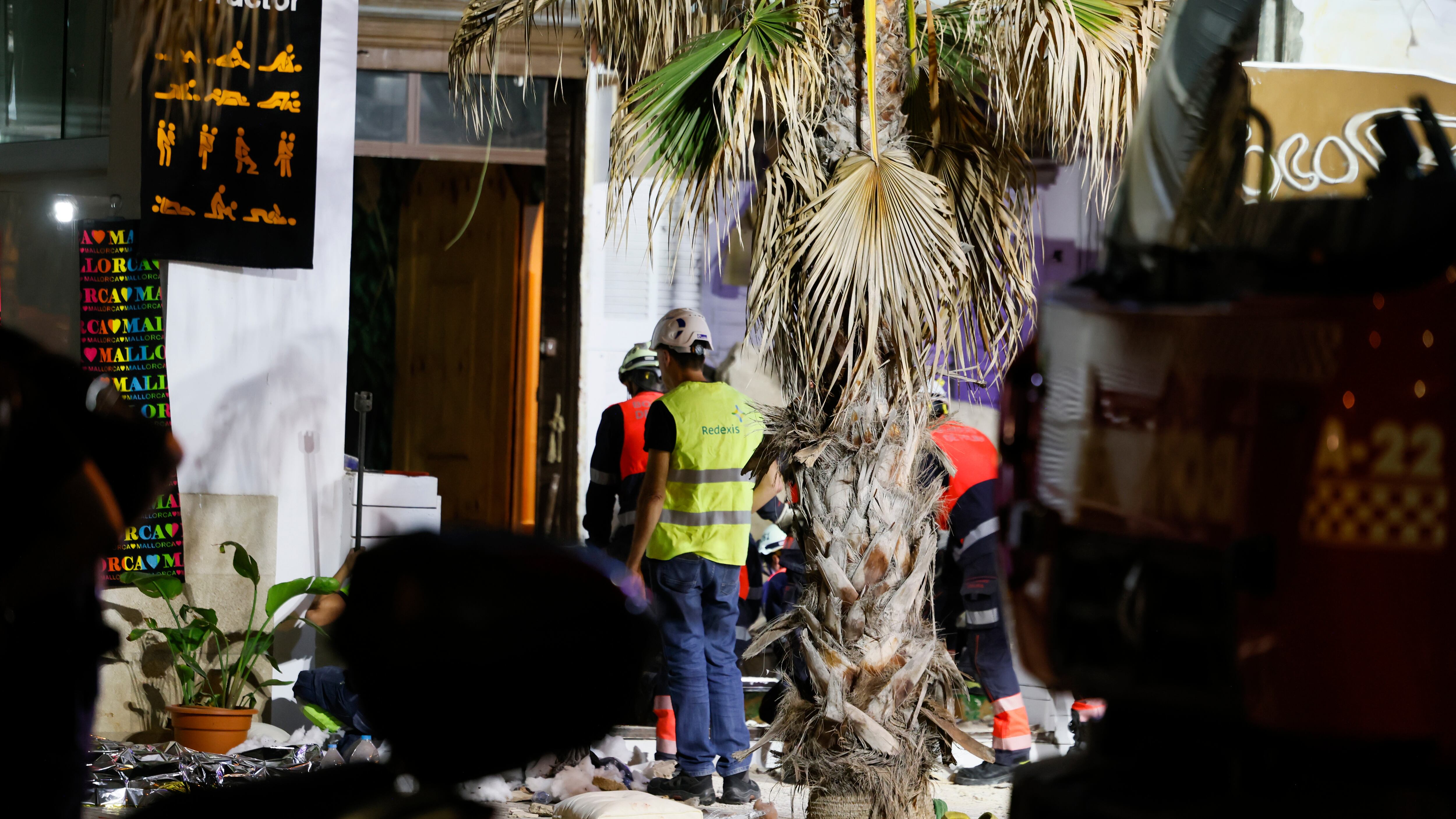 PALMA, 23/05/2024.- Cuatro personas han fallecido y al menos 27 han resultado heridas al desplomarse en la Playa de Palma (isla de Mallorca) el restaurante &#039;Medusa Beach Club&#039; ubicado en una planta baja que se ha hundido hasta el sótano, donde los servicios de emergencias buscan más víctimas. EFE/Cati Cladera
