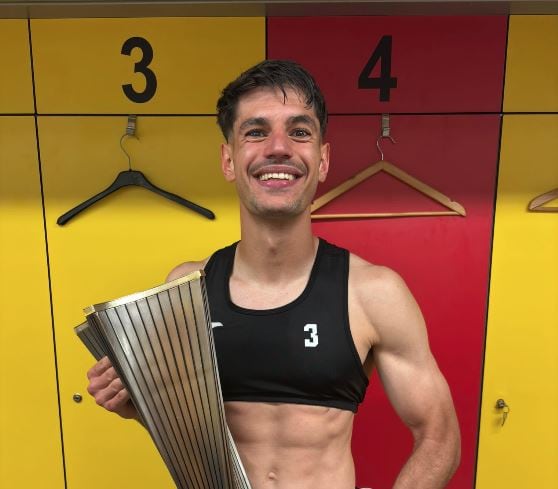 Andreu Hernández amb la copa de campió de Segona RFEF.
