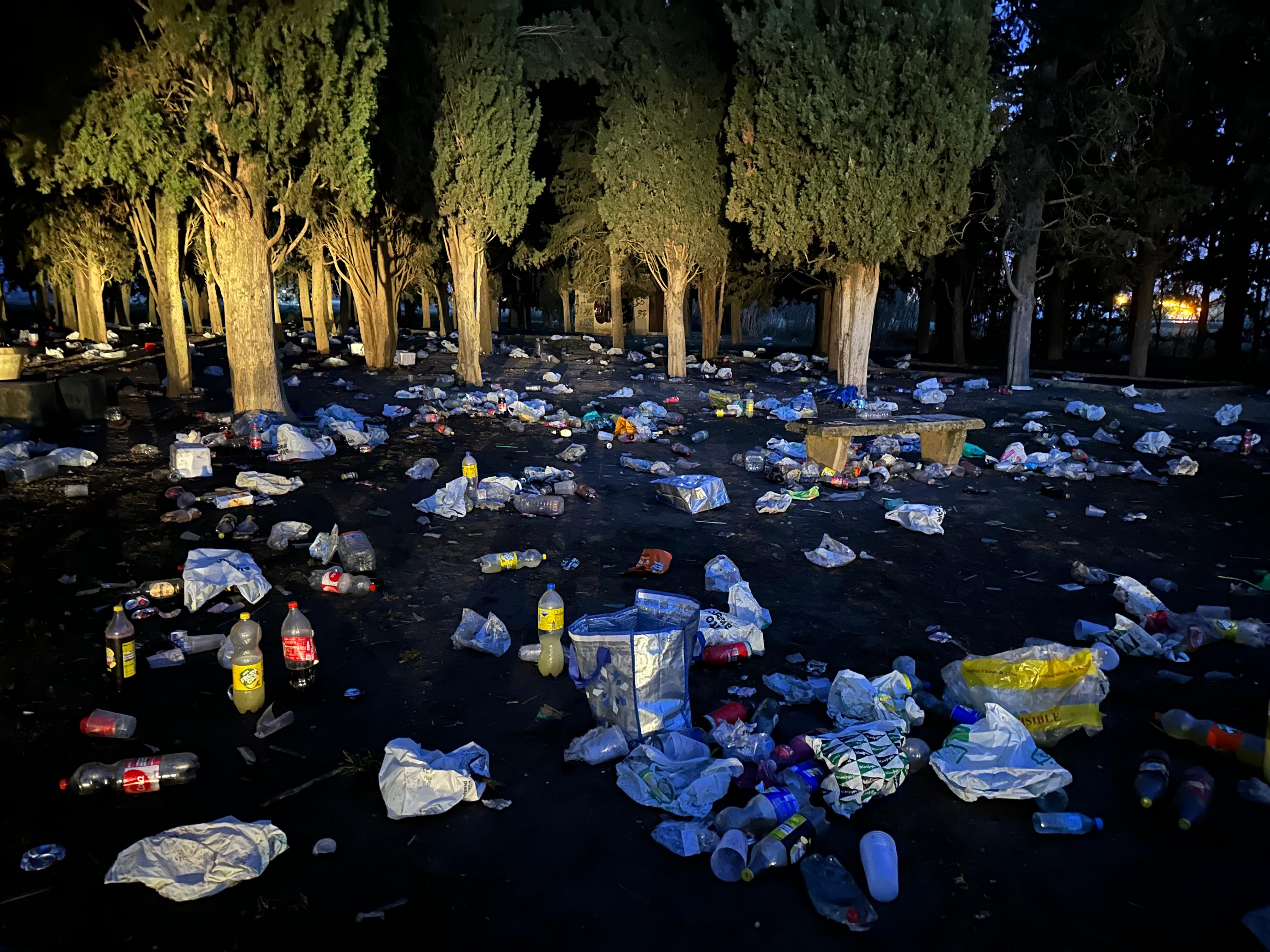 Hasta 800 kilos de basura se han recogido tras la fiesta universitaria de Salas