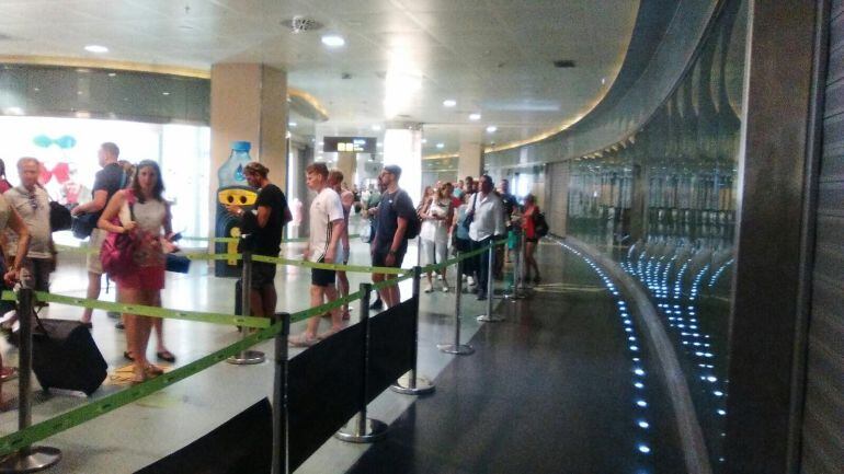 Imagen de archivo de colas en el acceso a los filtros de seguridad 