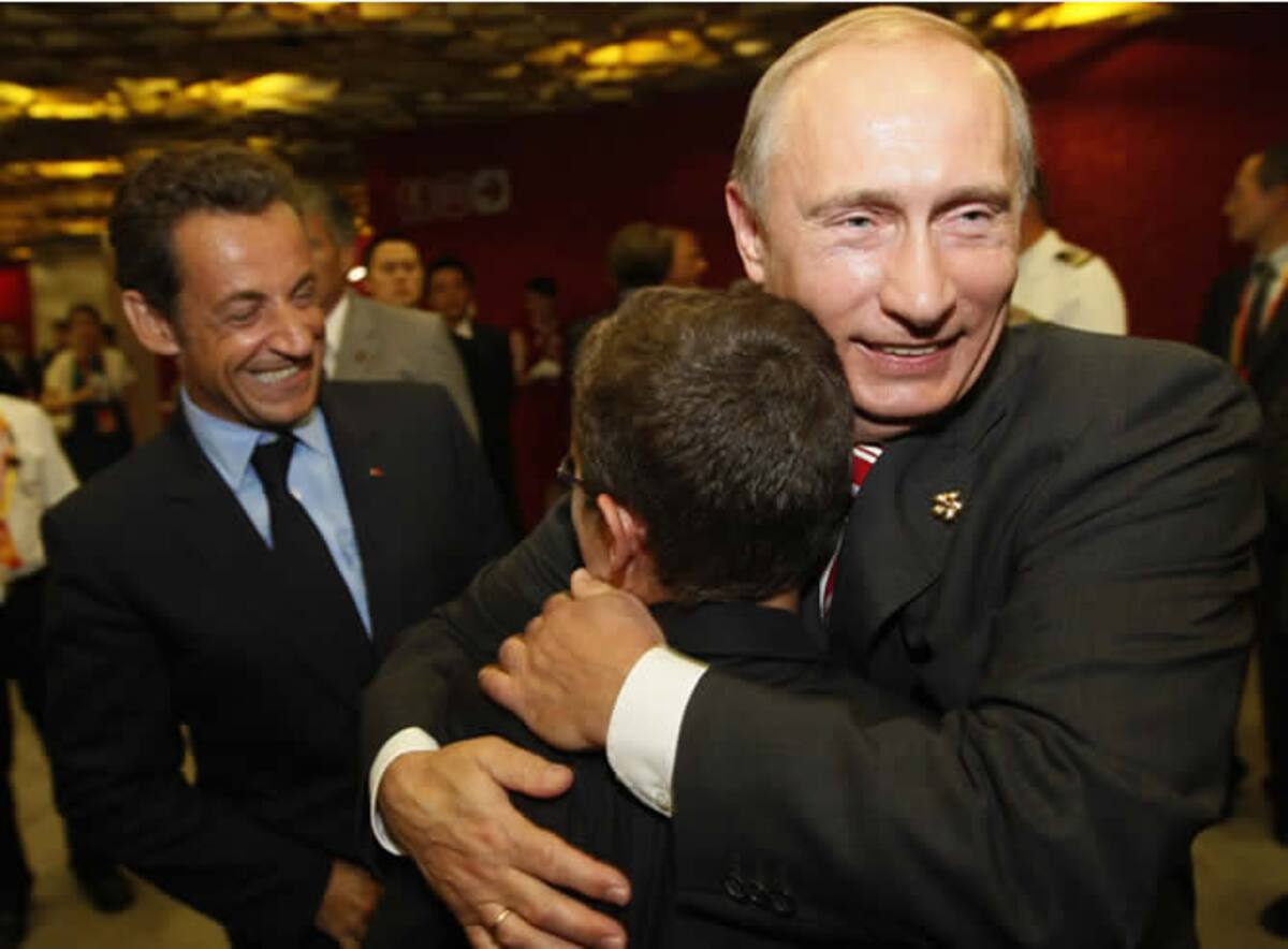 Putin abraza al hijo de Saroky antes de que comience la ceremonia.