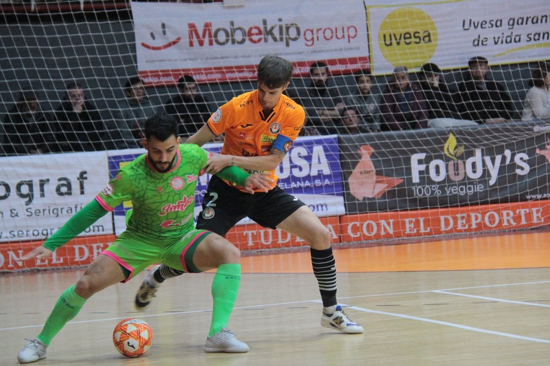 Waltinho pugna con un rival en el partido de la primera vuelta