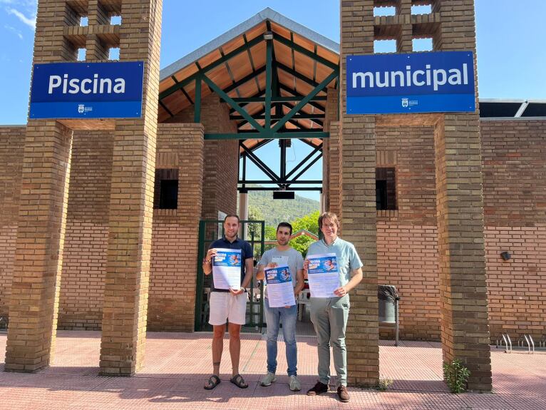 Sergio Gandia, Joan Vañó i Xavi Molina en la piscina municipal