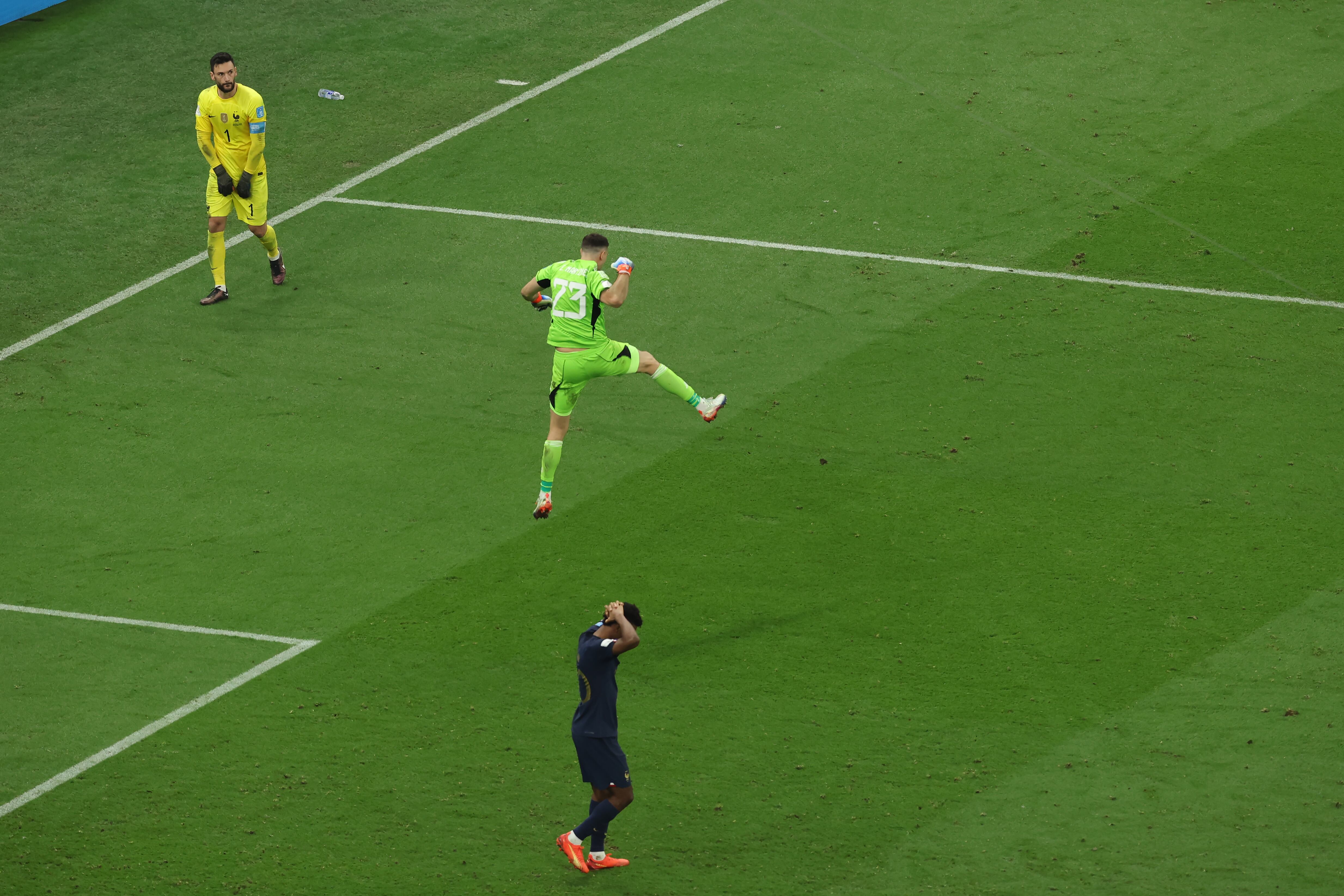 Lloris contempla la celebración del &#039;Dibu&#039; Martínez tras el fallo de Tchouaméni en la tanda de la final del Mundial.