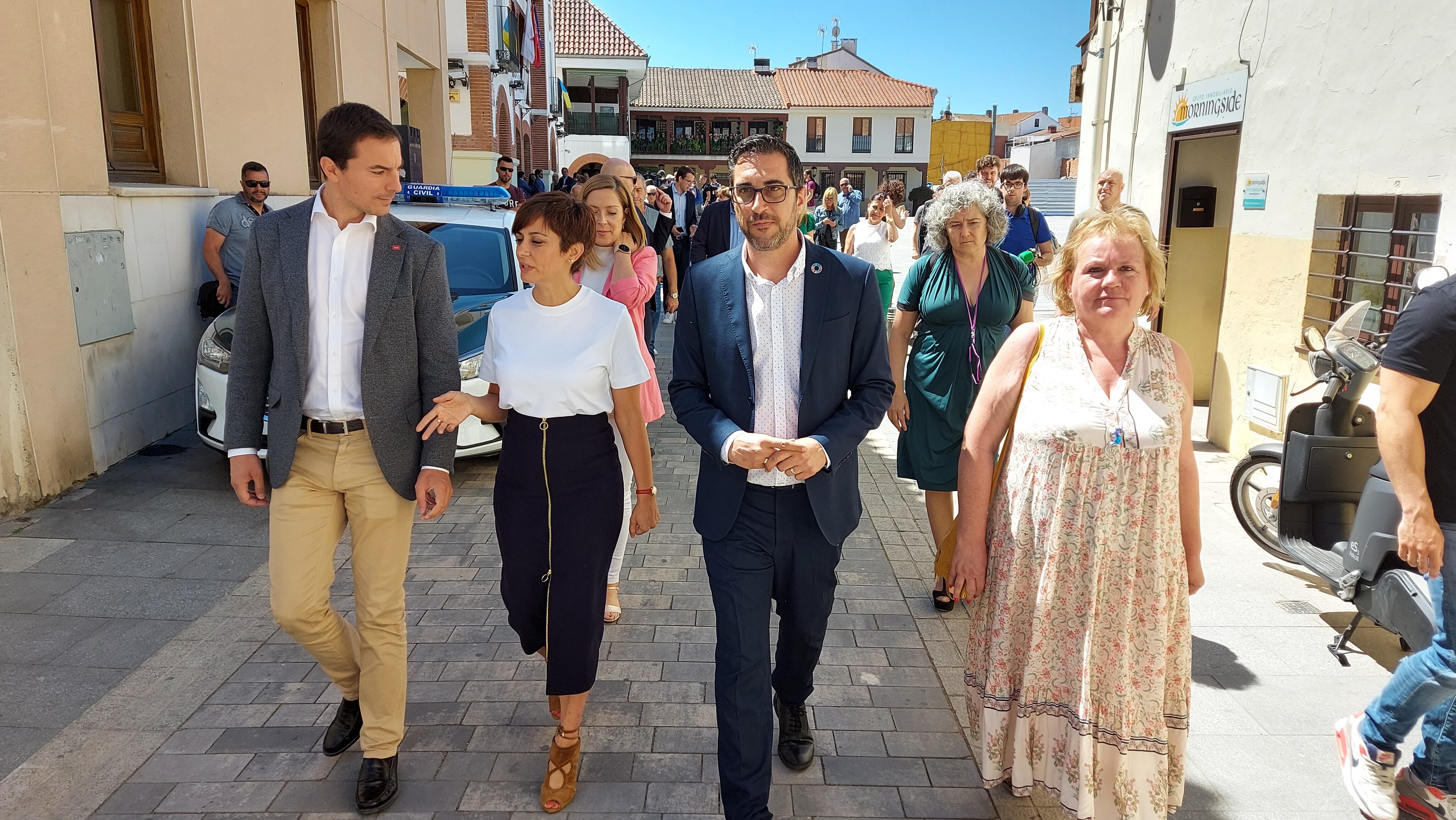 La portavoz del Gobierno en Pinto con el secretario general del PSOE de Madrid, Juan Lobato, y el alcalde de Pinto, Diego Ortiz