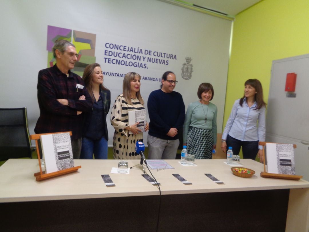 Tres de los autores y las coordinadoras de la publicación posan con la concejal de Cultura