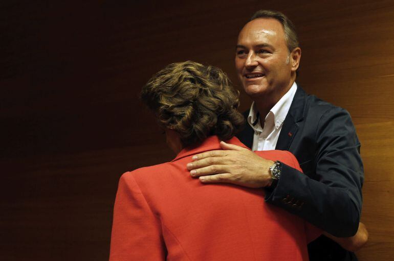 GRA125. VALENCIA, 16/07/2015.- Los candidatos a senadores territoriales del PP, Alberto Fabra y Rita Barberá, al inicio de su intervención en la comisión de Les Corts Valencianes en la que se ha sometido a las preguntas de los grupos parlamentarios. EFE/Juan Carlos Cárdenas