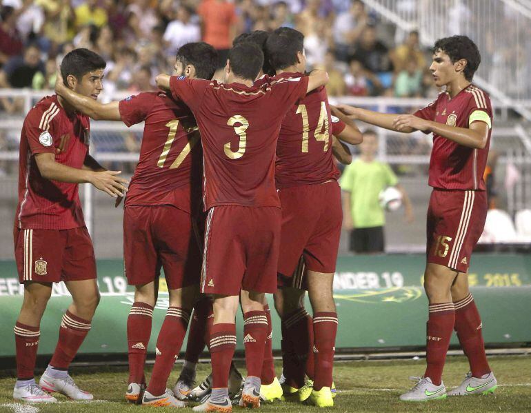 GRA154. KATERINI (GRECIA), 19/07/2015.- Los jugadores de España celebran uno de los goles durante la final del Europeo sub-19 que las selecciones de España y Rusia disputan hoy en el estadio municipal de Katerini, Grecia. EFE/Vasilis Ververidis SÓLO USO EDITORIAL