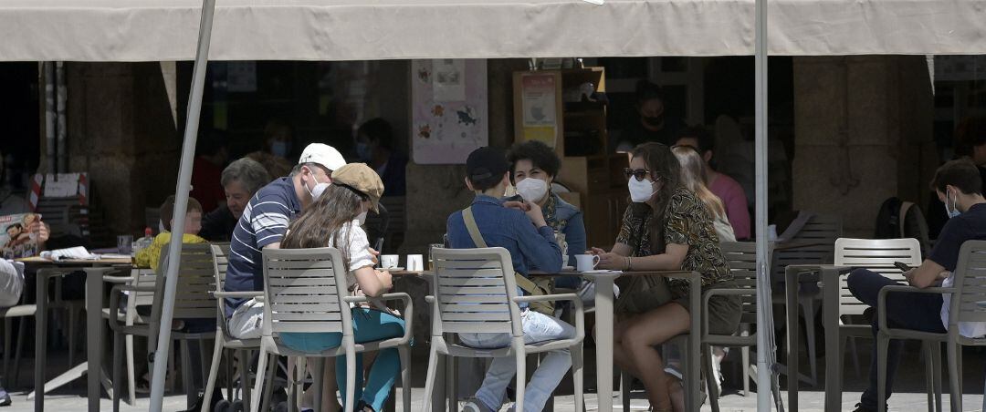 Archivo - Varias personas en la terraza de un bar en A Coruña