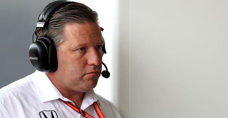 Zak Brown, en el box de McLaren durante un Gran Premio