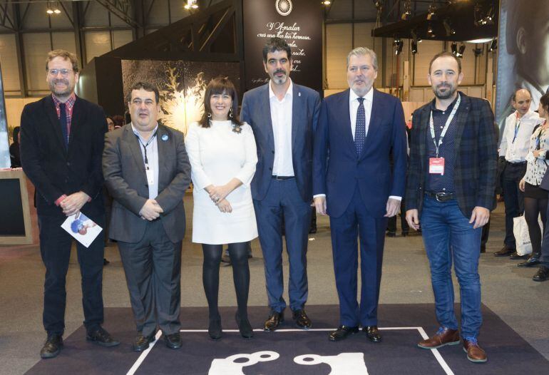 La delegaci&oacute;n de Donostia 2015 junto al ministro de Cultura, I&ntilde;igo M&eacute;ndez de Vigo, que ma&ntilde;ana asistir&aacute; a la inauguraci&oacute;n