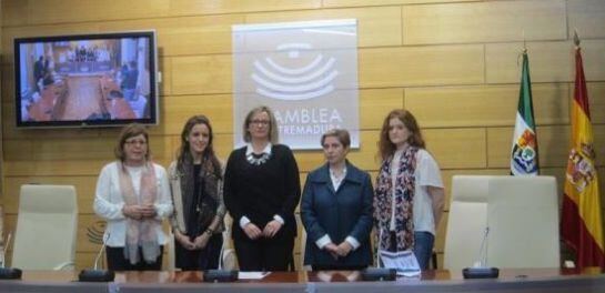 La presidenta, junto a las portavoces de Igualdad de la Asamblea