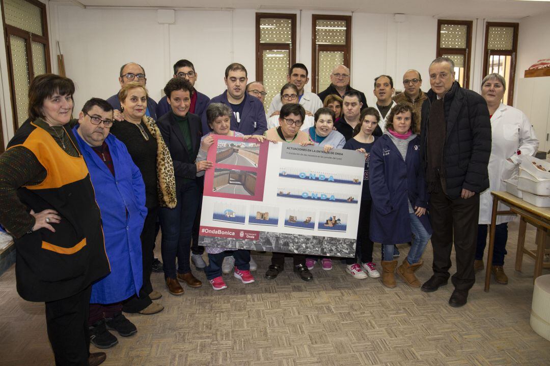 La alcaldesa de Onda, Carmina Ballester, con el presidente del Grupo Pamesa Cerámica, Fernando Roig, la vicepresidenta de la AMPA del Centro Ocupacional El Molí, Maria Teresa Cons y las alumnas y alumnos. 