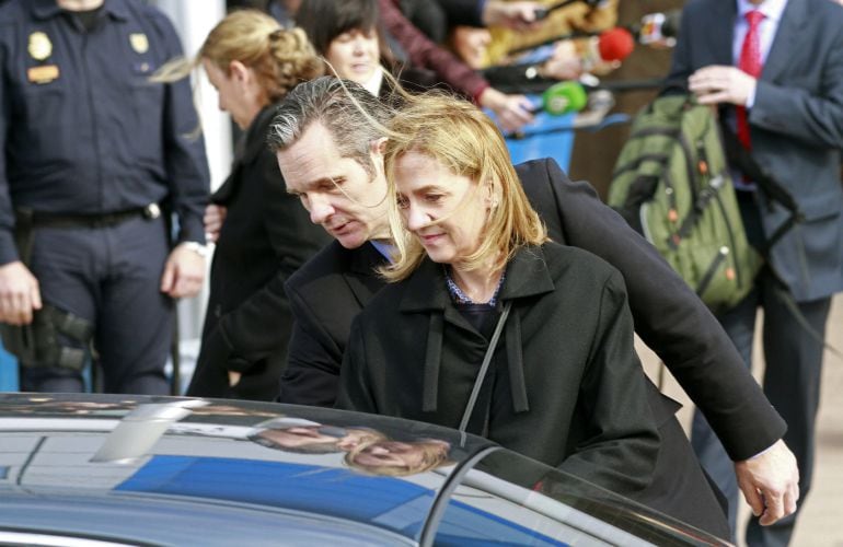 La infanta Cristina de Borbón y su marido Iñaki Urdangarín, a su salida de la Escuela Balear de la Administración Pública donde tiene lugar el juicio por el caso Nóos.