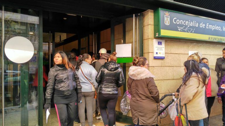 Personas esperando para recoger la solicitud del Plan de Empleo