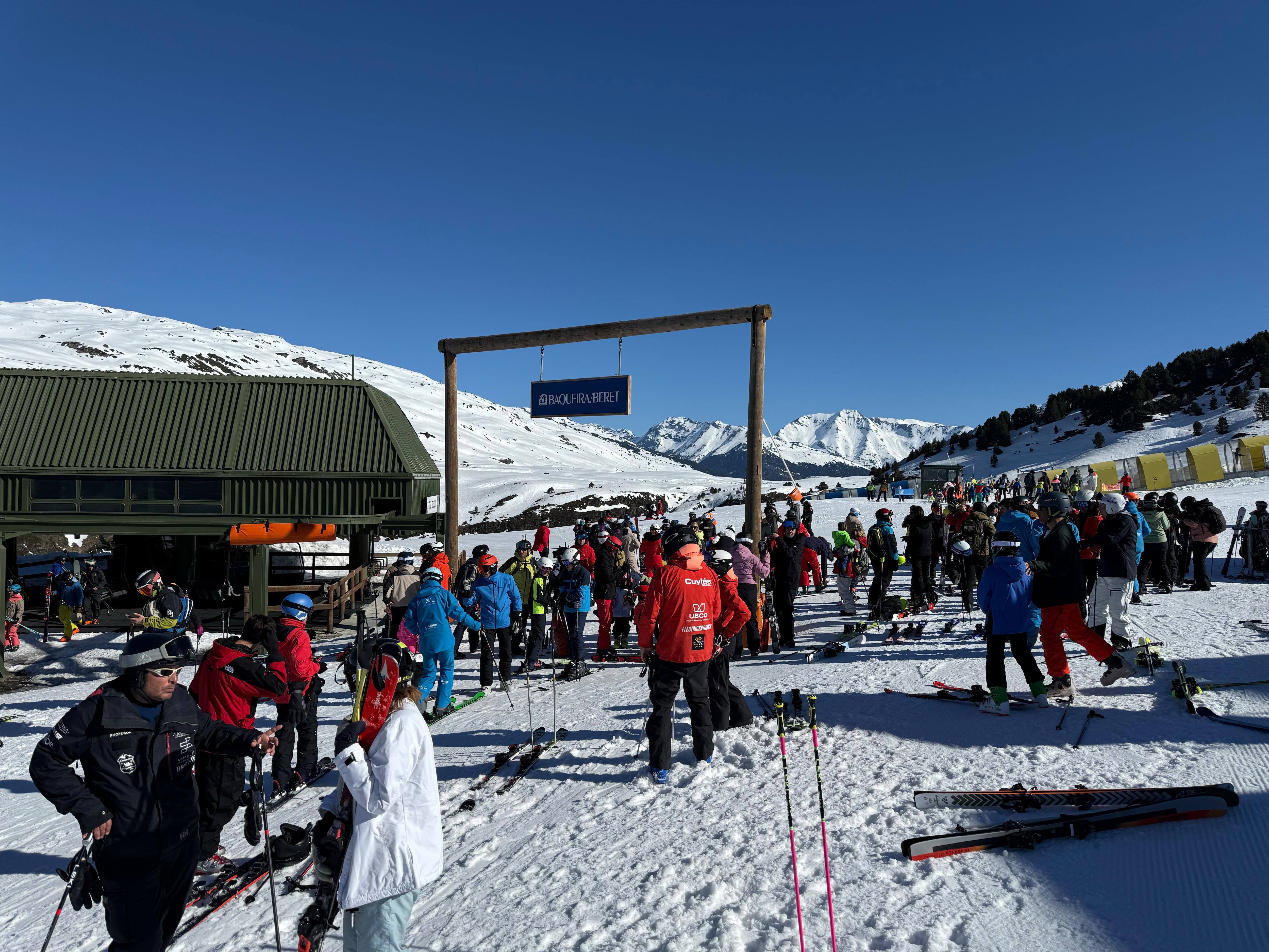 Esquiadors fent cua per pujar a un remuntador aquest dijous a l'estació d'esquí de Baquèira Beret. Foto: ACN.