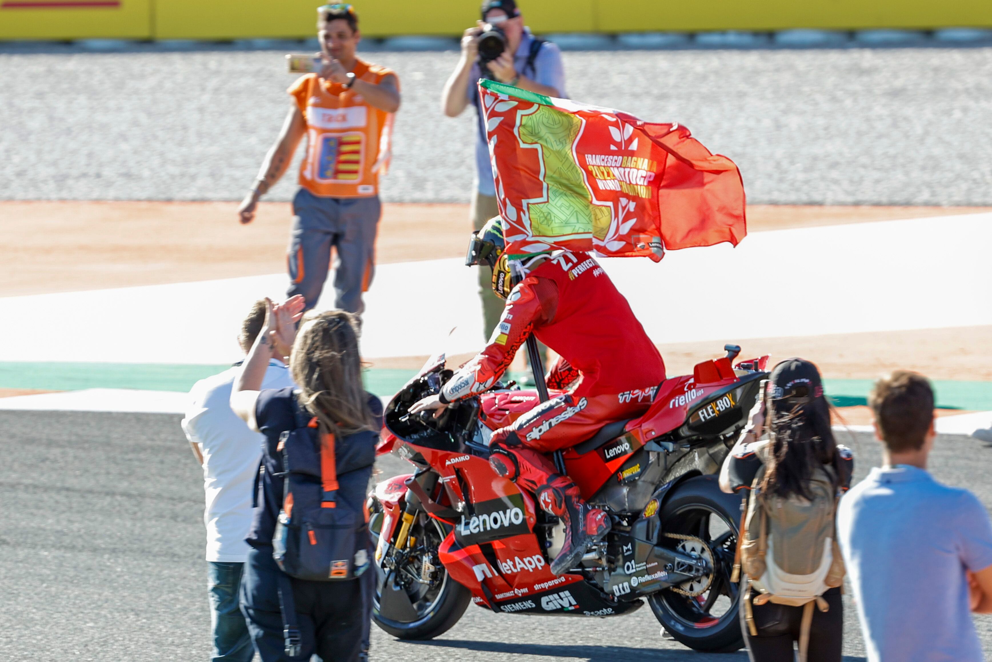 GRAFCVA9498. CHESTE (VALENCIA), 06/11/2022.-.-- El piloto italiano de Moto GP , Francesco Bagnaia (c) (Ducati) se ha proclamado campeón del mundo de la categoría tras la carrera disputada en el circuito Ricardo Tormo de Cheste (Valencia) donde se disputa la última prueba del mundial.EFE/ Biel Aliño
