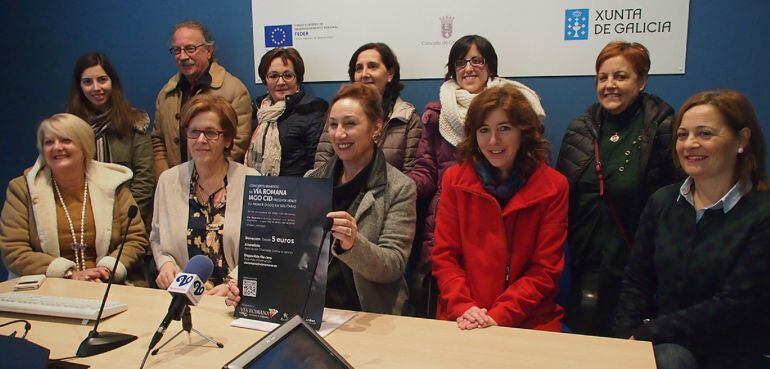 Miembros de &quot;Chantada contra o cancro&quot; en la presentación de la asociación