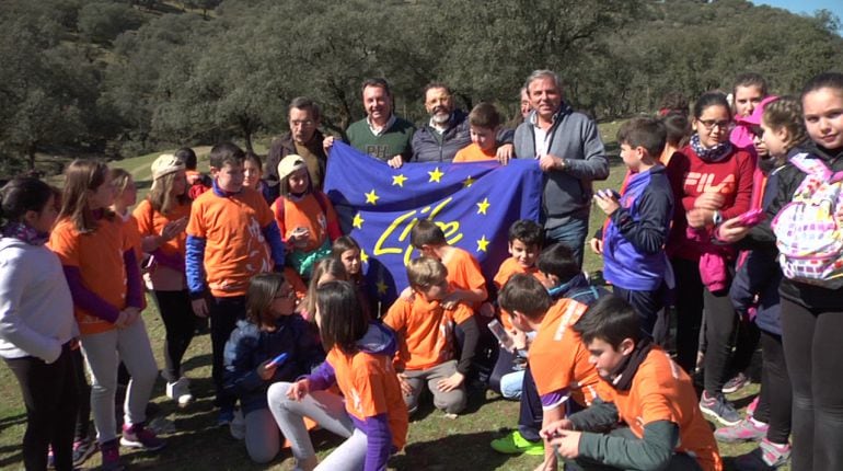 Casi un centenar de escolares del CEIP San Isicio han participado en la suelta de un nuevo lince ibérico llamado Obulco