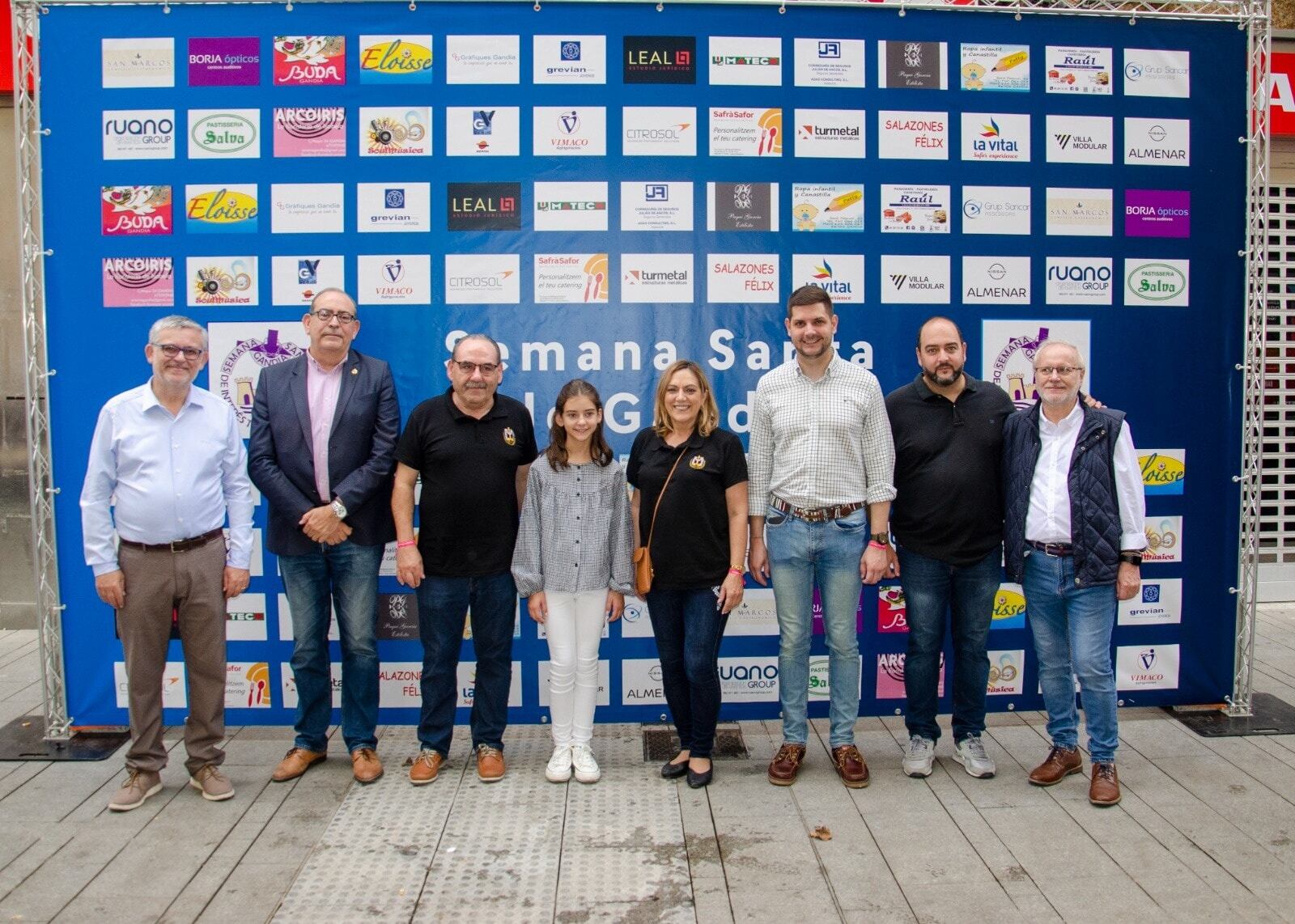 La madrina de la Semana Santa Eva Pellicer y el presidente de la Junta Mayor, Emili Ripoll, junto a representantes del ayuntamiento y las fallas.