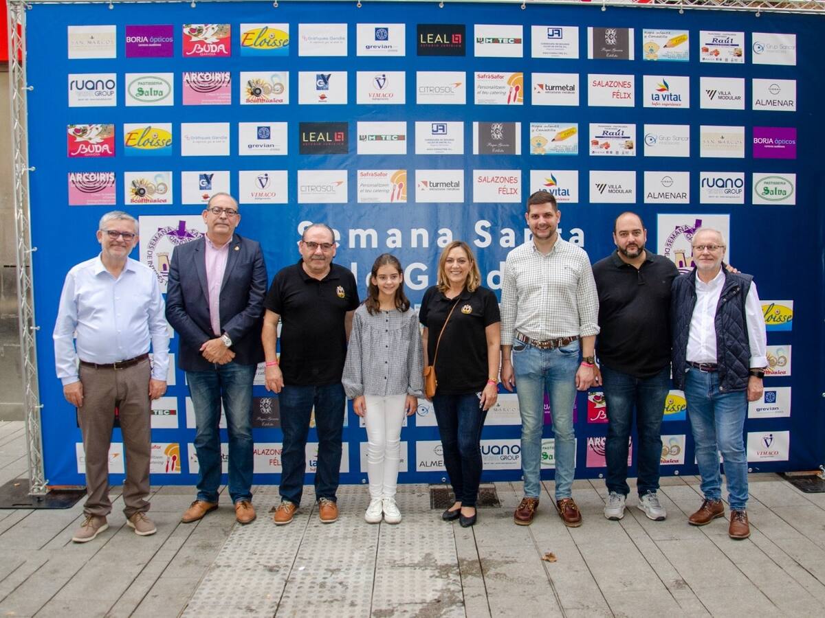 800 personas participan en el Día del Cofrade