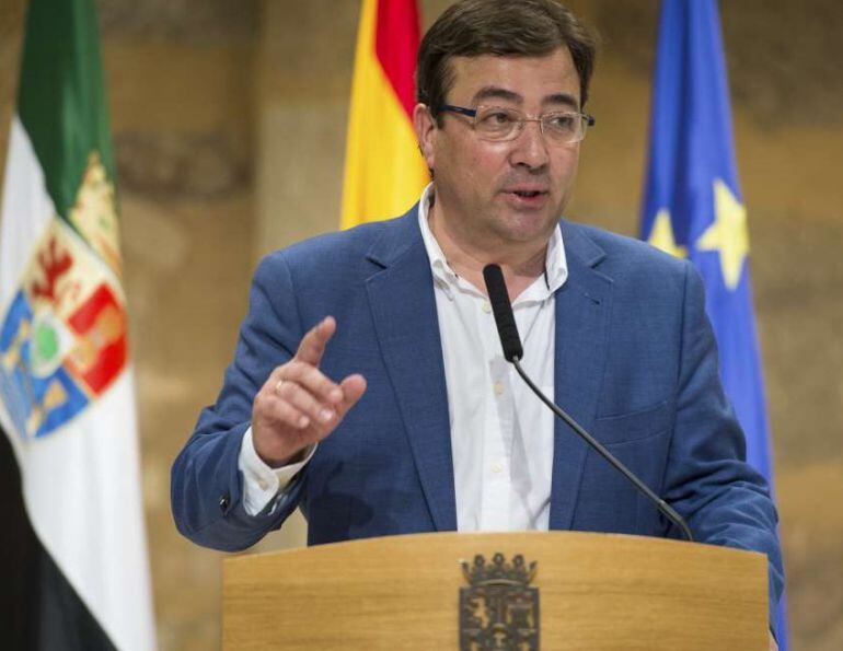 El presidente de la JUnta de Extremadura, Guillermo Fernández Vara, en rueda de prensa