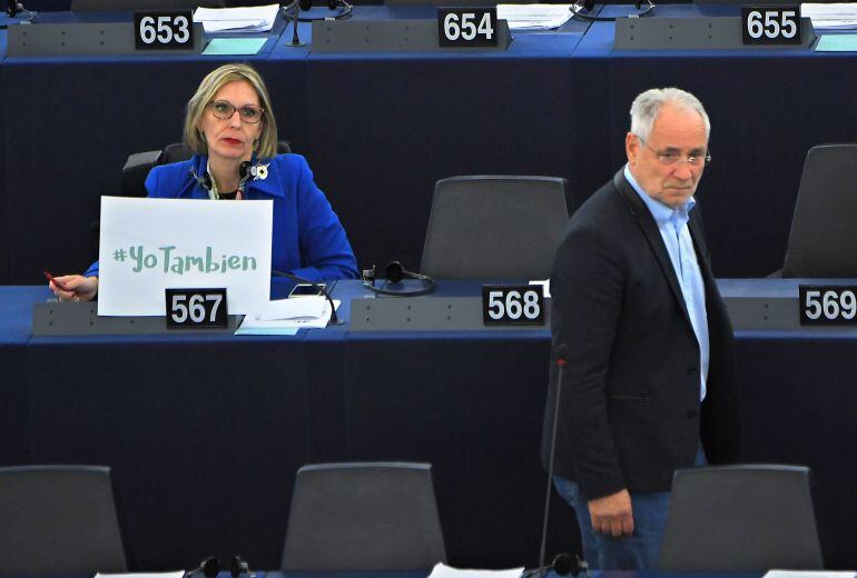 La eurodiputada Beatriz Becerra muestra un cartel con el mensaje #YoTambien (#me too) durante un debate sobre el acoso sexual en el Parlamento Europeo en Estrasburgo