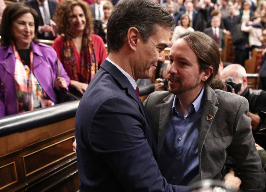 El secretario general de Podemos, Pablo Iglesias, felicita al al presidente del Gobierno, Pedro Sánchez, tras ser elegido presidente del Gobierno Eduardo Parra - Europa Press
 