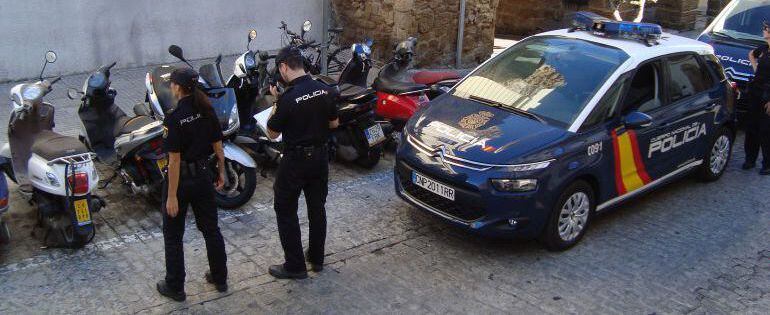 Imagen de archivo de dos agentes de la Policía Nacional