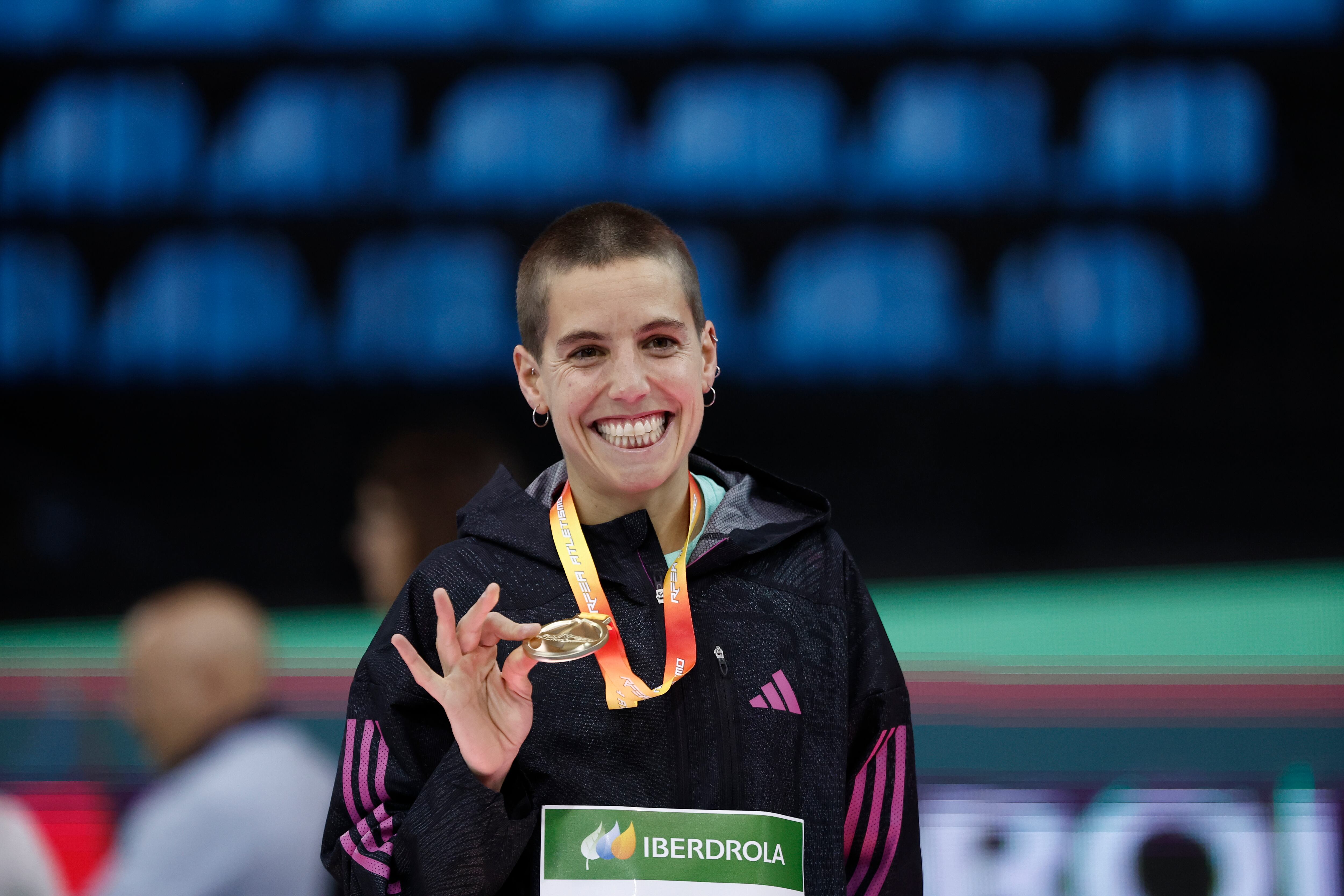 MADRID, 18/02/2023.- La mediofondista Marta Pérez tras recibir la medalla de oro de la prueba de 3000 metros durante el Campeonato de España de atletismo en pista cubierta que se disputa en el Polideportivo Gallur de Madrid (17-19 febrero).  EFE/ Sergio Pérez
