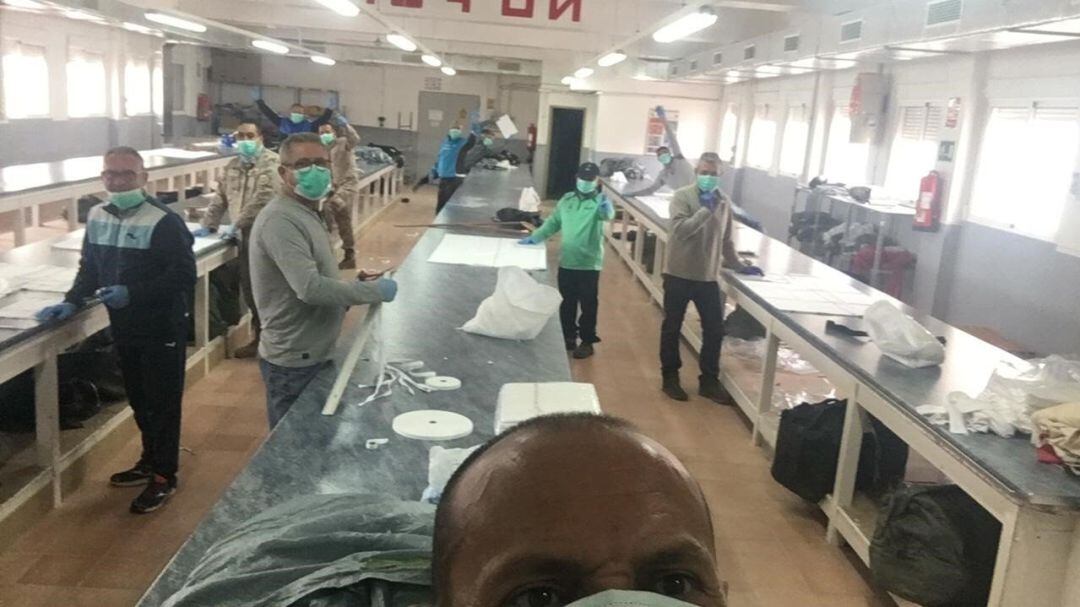 Efectivos del Ejército del Aire fabricando mascarillas