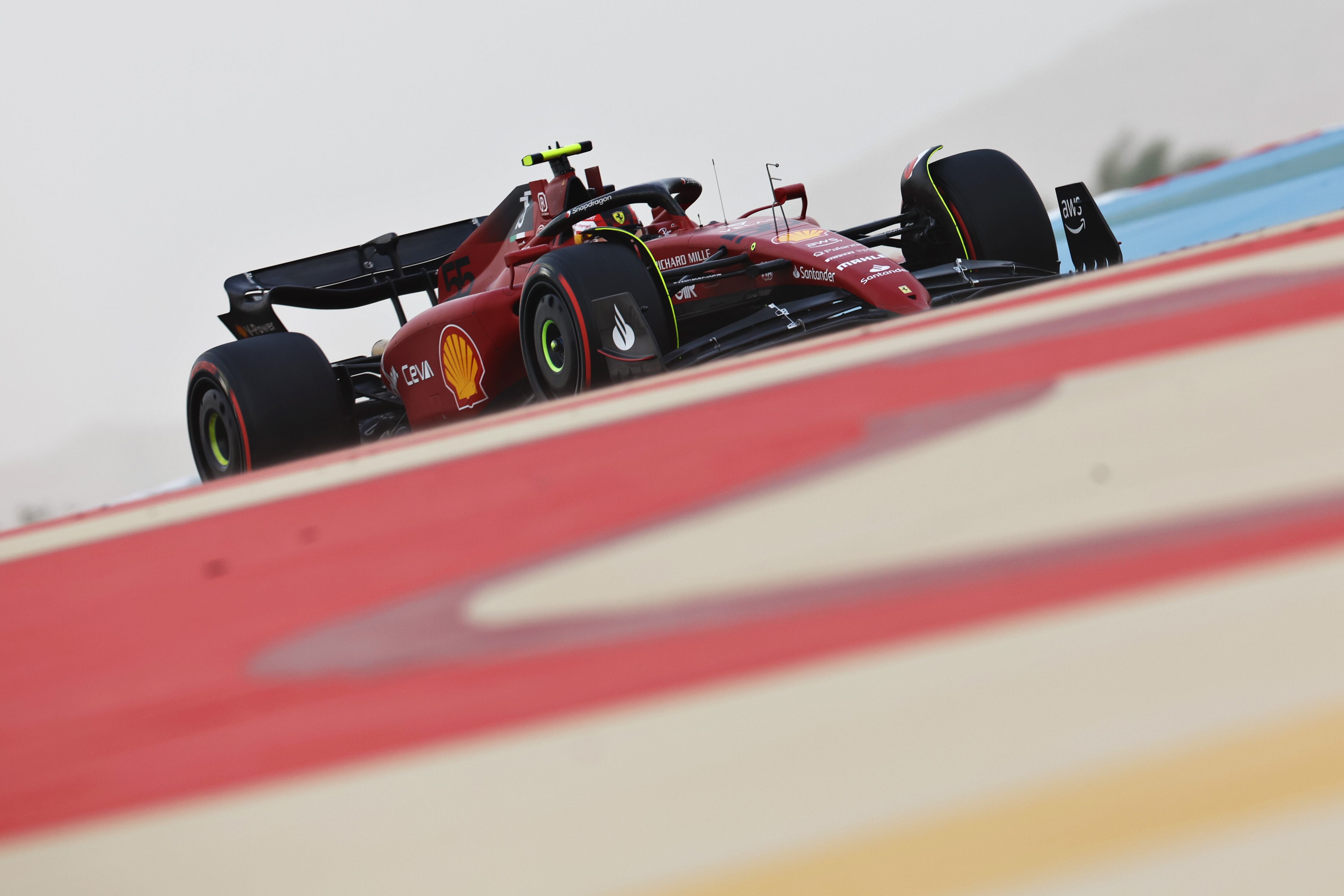 Carlos Sainz rodando durante el segundo día de test en Baréin