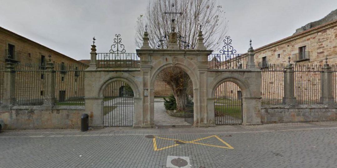 Acceso al IES Santa María la Real de Aguilar de Campoo (Palencia)