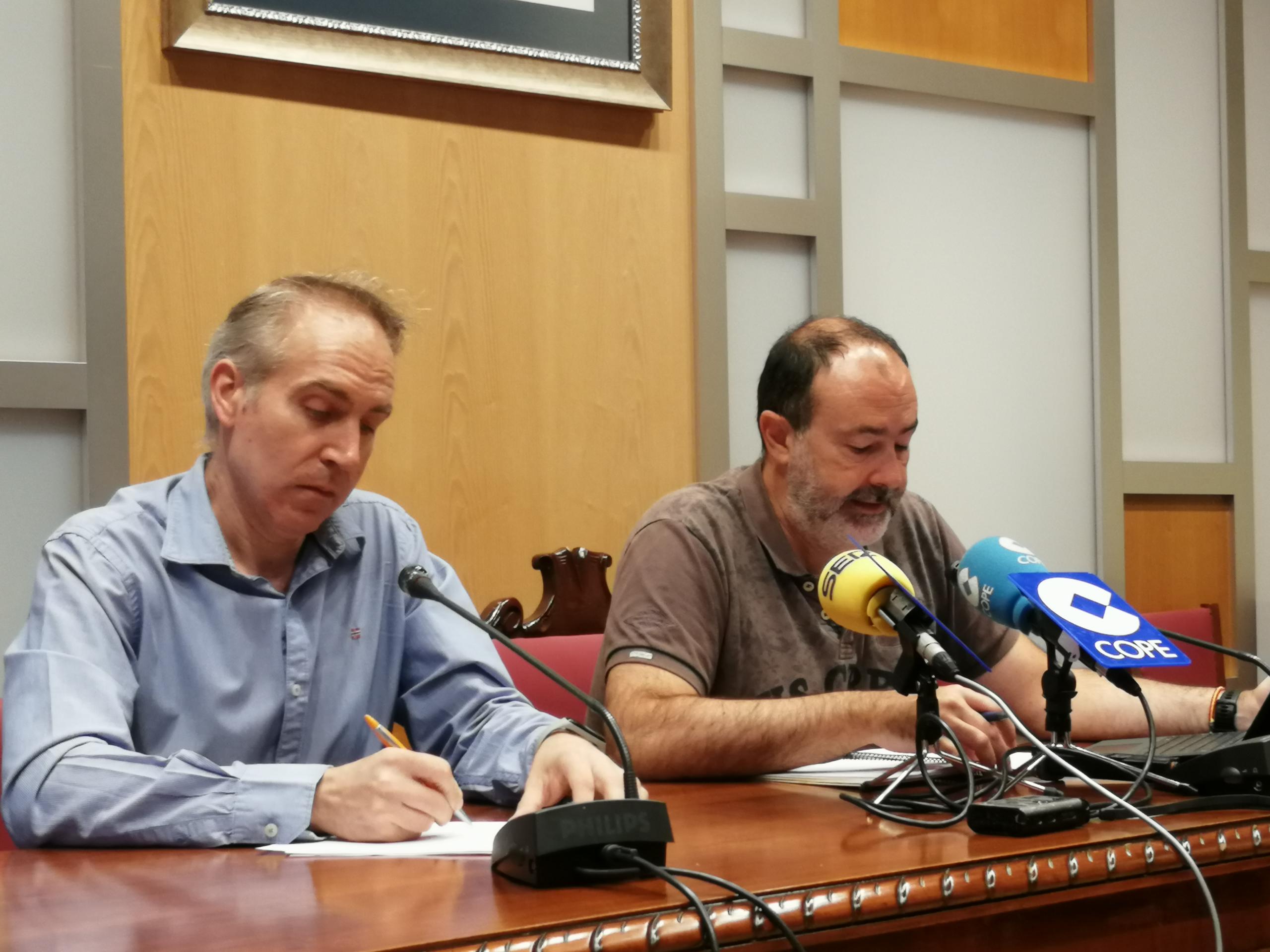 Daniel Ventura, concejal de Hacienda, y José Manuel de Prada, de Fomento, empleo y emprendimiento, en una rueda de prensa convocada este martes para explicar los asuntos aprobados en pleno