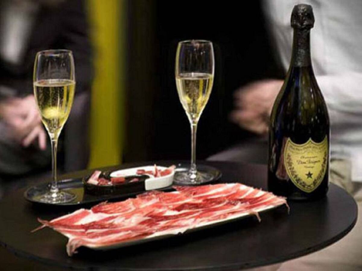 Pillado robando champán francés y bandejas de jamón