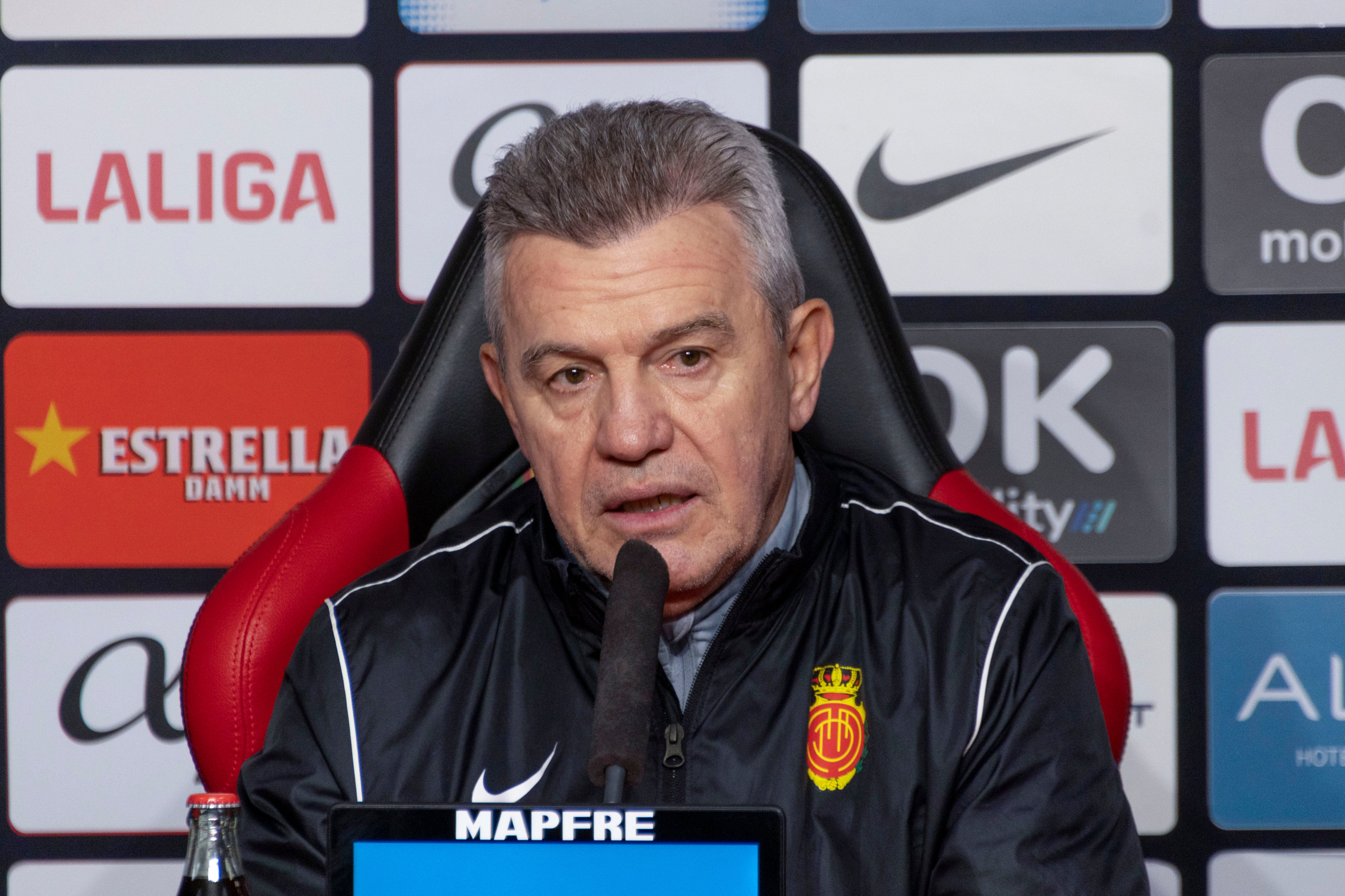 PALMA DE MALLORCA (ISLAS BALEARES), 17/02/2024.- El entrenador mexicano del Mallorca, Javier Aguirre, ofrece ha afirmado en rueda de prensa este sábado, que su equipo &quot;llega bien y motivado&quot; para el partido de la vigésima quinta jornada de LaLigaante la Real Sociedad, en Palma de Mallorca. EFE/CATI CLADERA
