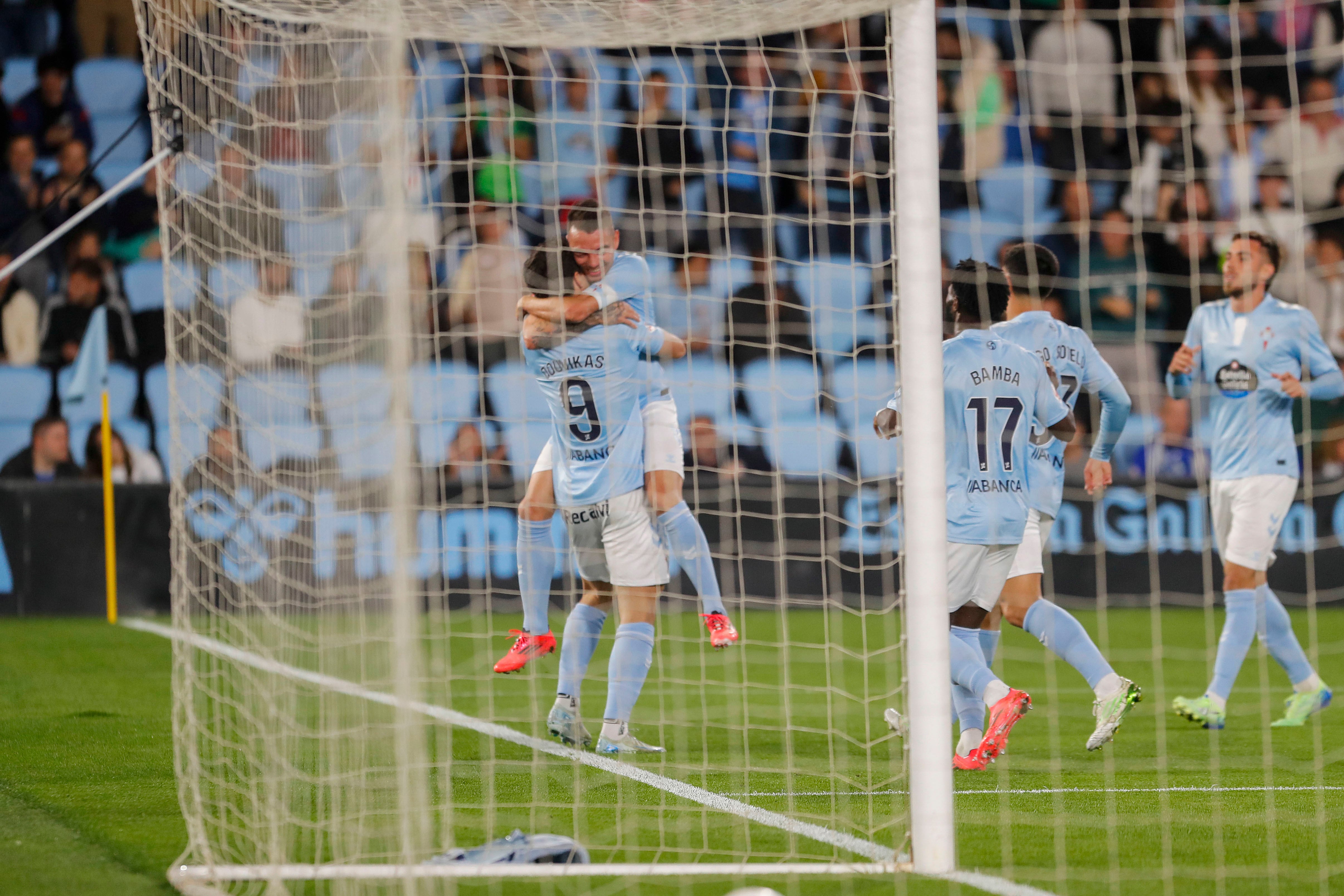 Vigo (Pontevedra) 04/11/2024.- Los jugadores del Celta celebran el primer gol del equipo gallego durante el encuentro correspondiente a la jornada 12 de Laliga EA Sports que disputan Celta y Getafe hoy lunes en el estadio Balaidos de Vigo. EFE / Salvador Sas.
