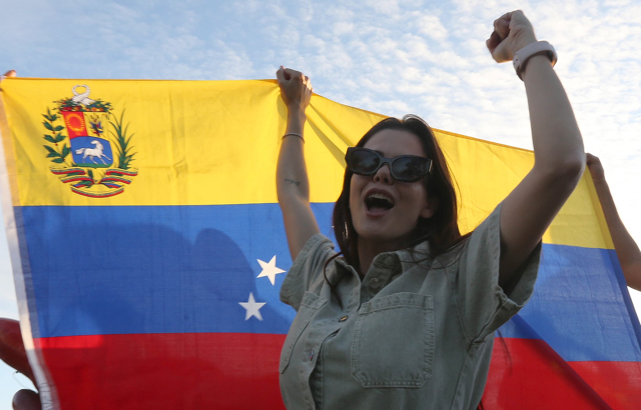 Venezolanos celebrando la caída de Maduro