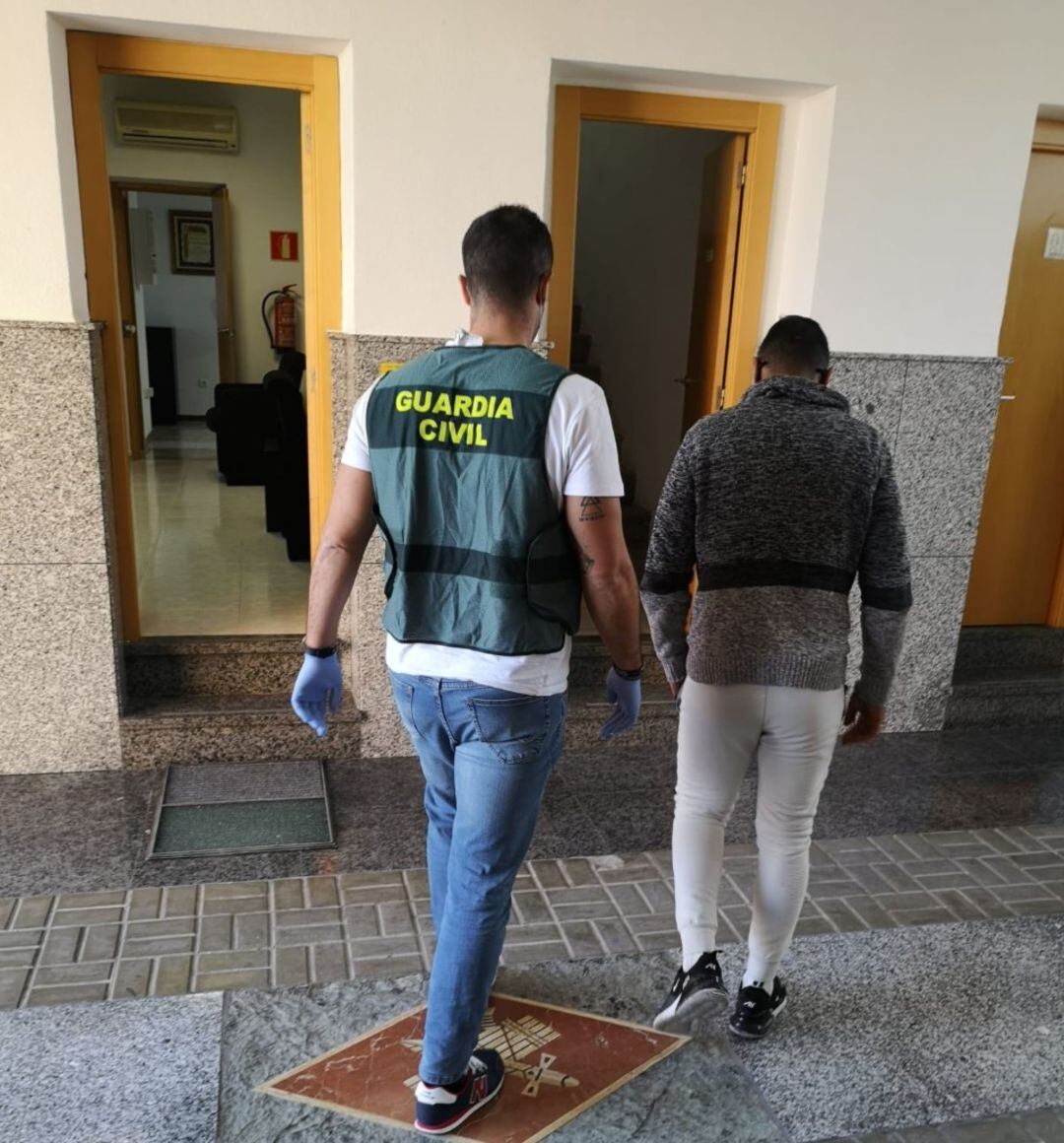 Uno de los detenidos por la Guardia Civil