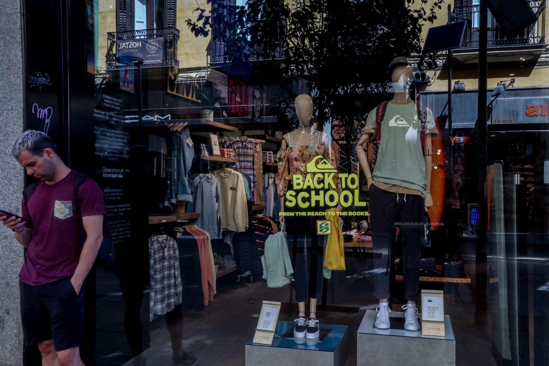 Un escaparate de una tienda de ropa