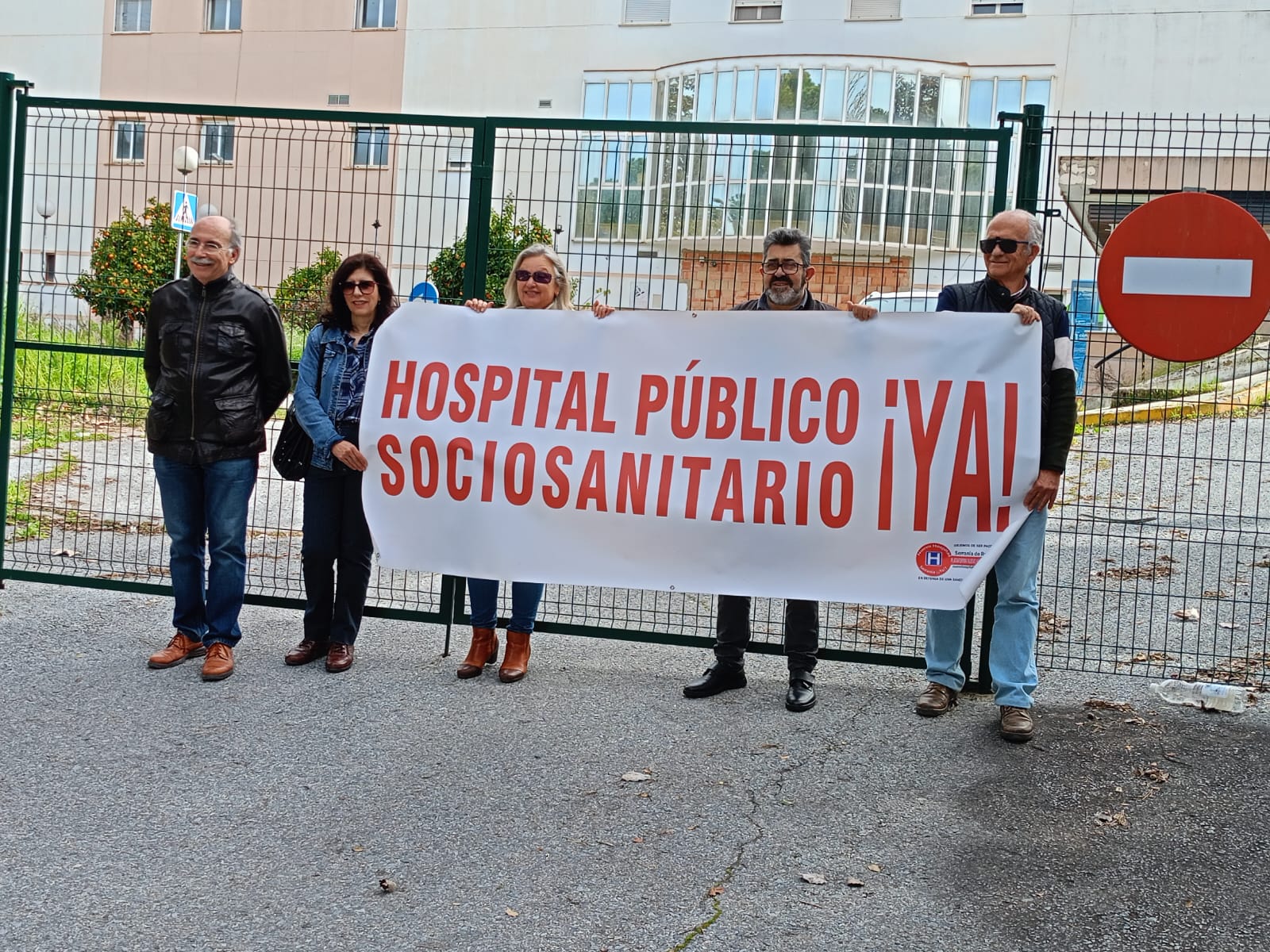 Concentración de la Plataforma a las puertas del antiguo hospital de Ronda