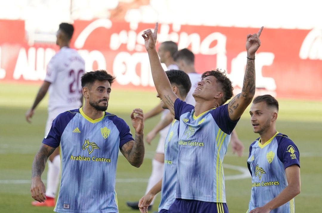 Darwin celebrando el gol de penalti en Albacete.