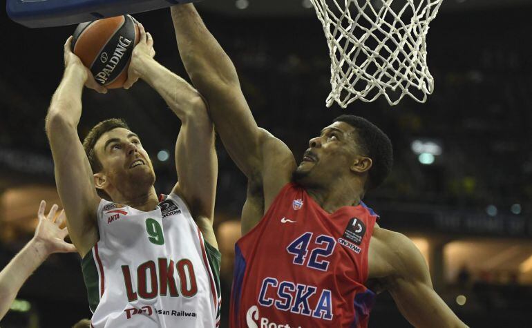  Kyle Hines, del CSKA Moscú, en acción contra Victor Claver, del Lokomotiv Kuban, durante el primer partido de las semifinales de la Final Four de la Euroliga disputado en Berlín