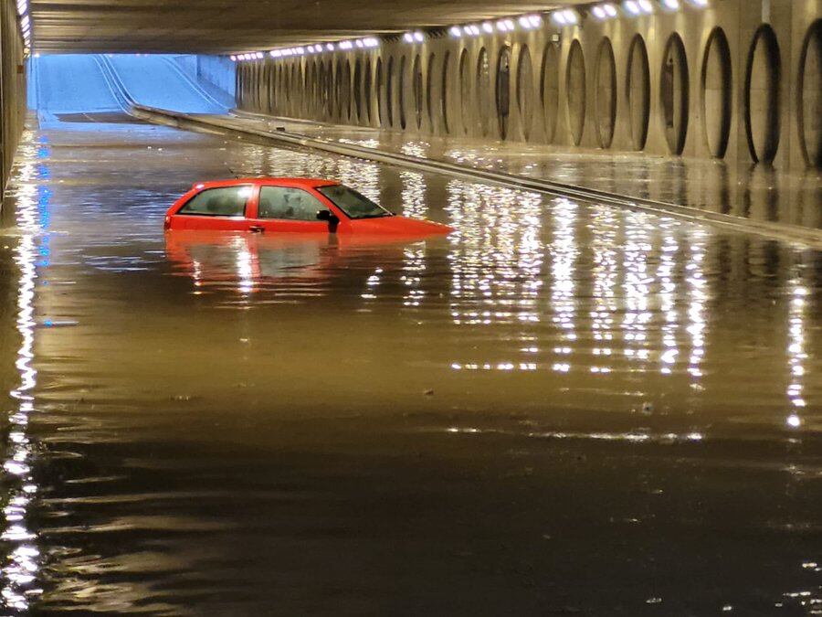 Coche atrapado por el agua en un túnel de València