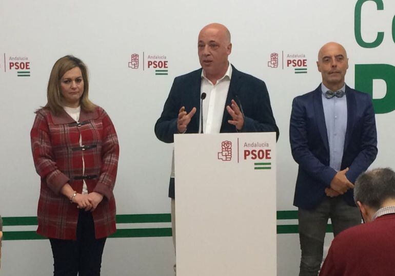 Antonio Ruiz con María Jesús Serrano y Antonio Hurtado en la sede dell PSOE en Córdoba