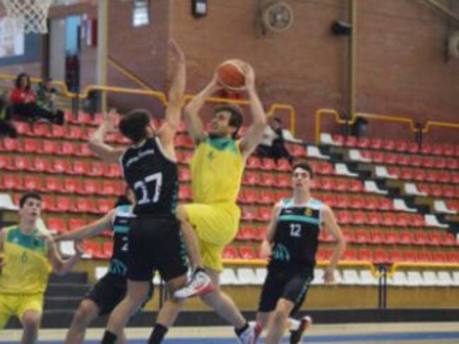 Carlos Garrido se dispone a penetrar hacia el aro, en un partido reciente